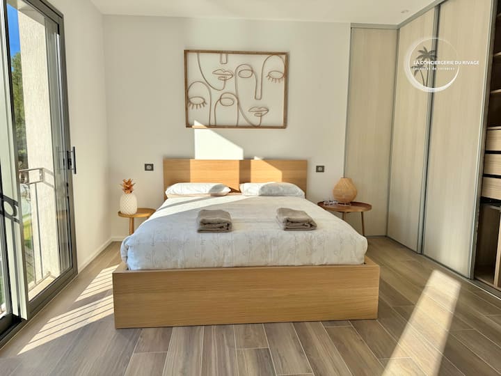 Spálňa 3 s manželskou posteľou (160 cm), vlastnou kúpeľňou s vaňou a šatníkom