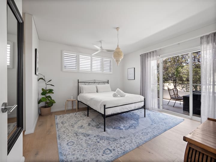 Glavna spavaća soba s bračnim krevetom (160x200), vlastitom kupaonicom, ulaznim vratima i balkonom (gornji kat)