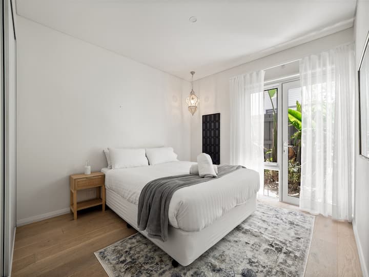 Bračni krevet (160x200) 3 (prizemlje) s ugradbenim ormarom i pristupom malom vrtu