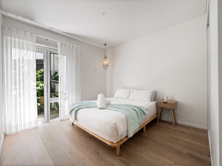 Bračni krevet (160x200) 2 (prizemlje) s ugradbenim ormarom i pristupom malom vrtu