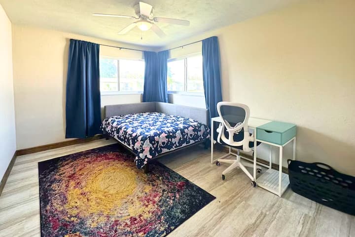 U drugoj spavaćoj sobi nalazi se veliki krevet, ormar i poseban prostor za rad s radnim stolom i stolicom. 
