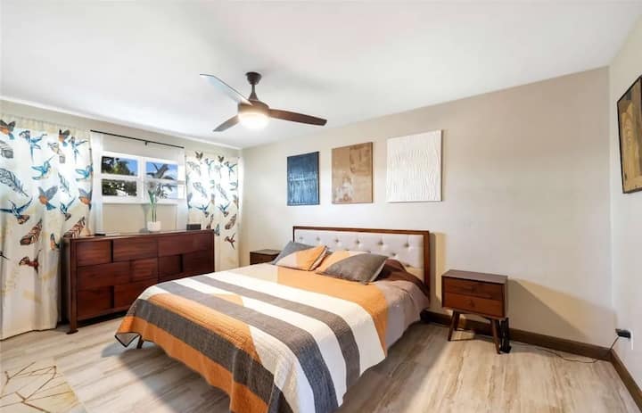 Glavna spavaća soba može se pohvaliti bračnim krevetom, stropnim ventilatorom, komodom, noćnim ormarićima, televizorom, ugradbenim ormarom, ogledalom u punoj dužini i vlastitom kupaonicom. 
