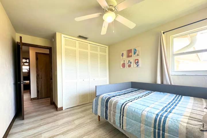 U trećoj spavaćoj sobi nalazi se i veliki dnevni krevet, komoda i ormar, što svim gostima jamči udobnost i praktičnost. 
