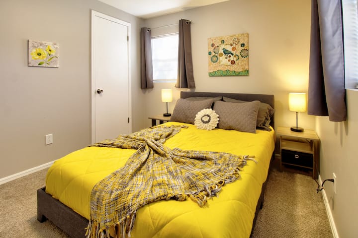 La cama doble es súper cómoda y está cubierta de sábanas suaves. Un montón de almohadas y mantas adicionales para que te asegures de tener una gran noche de sueño.