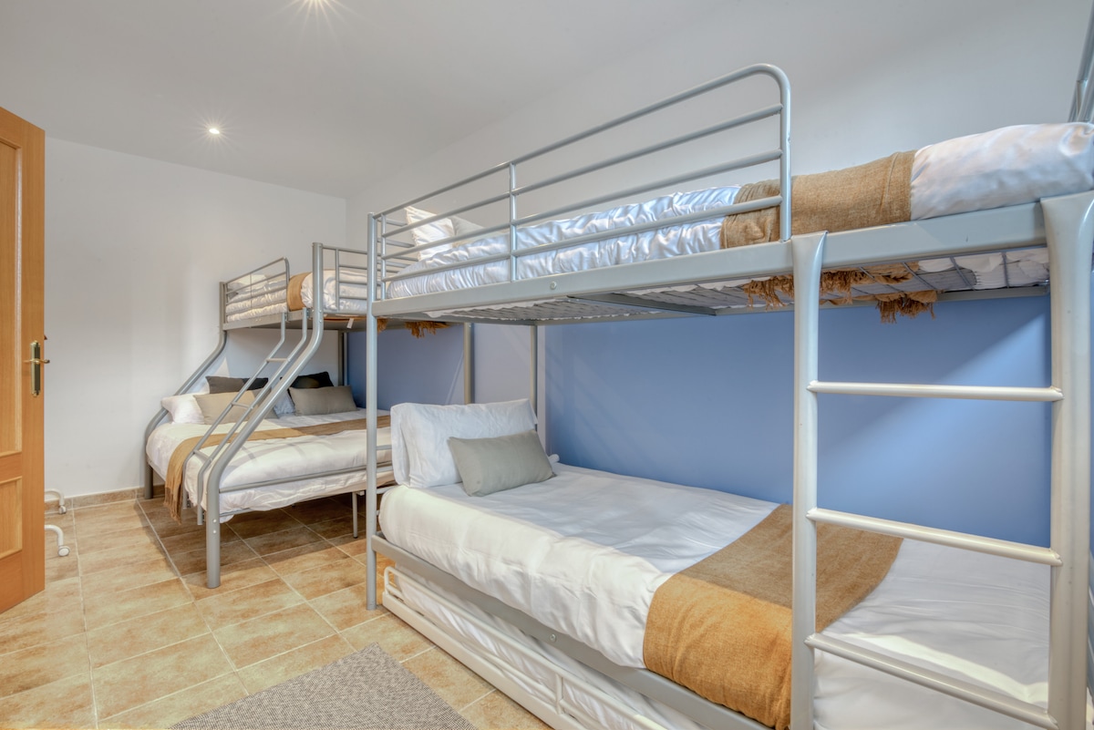 חדר עם שתי מיטות קומתיים:

מיטת קומתיים 1: מיטה 140 ס"מ למטה ומיטה 90 ס"מ למעלה.

מיטת קומתיים 2: שלוש מיטות יחיד.