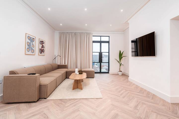 6 Bed, 6 Bath Home | 10 mins to MCR City Centre gallery image 3