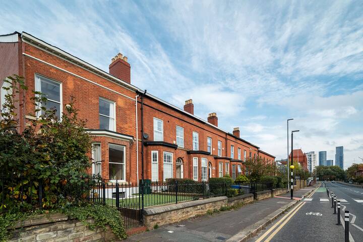 6 Bed, 6 Bath Home | 10 mins to MCR City Centre gallery image 2