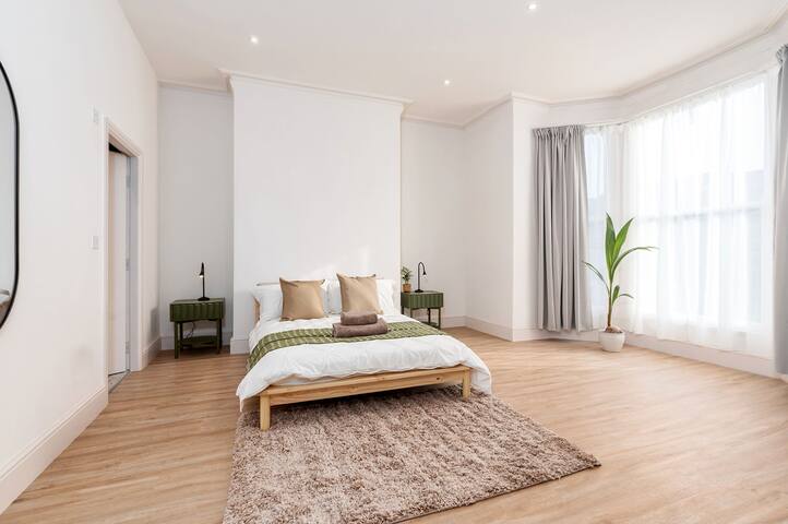 6 Bed, 6 Bath Home | 10 mins to MCR City Centre gallery image 5