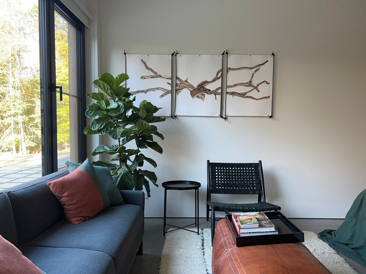 Საცხოვრებელი სივრცე გთავაზობთ მყუდრო, ელეგანტურ საცხოვრებელს კომფორტული დასაჯდომით და ფართო ფანჯრებით, რომლებიდანაც მთის განსაცვიფრებელი ხედები იშლება. Თანამედროვე შტრიხებით კარგად მოფიქრებული დიზაინი იდეალური ადგილია დასვენებისთვის, წასაკითხად და განტვირთვისთვის.