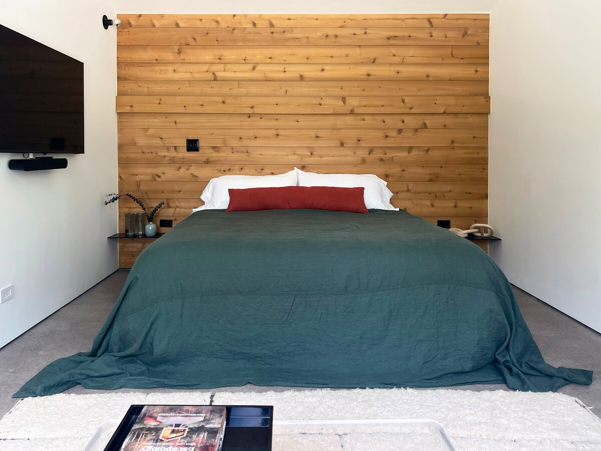 Საძინებელ სივრცეში არის კედარით მოპირკეთებული კედელი რბილი განათებით, მცურავი ფოლადის ღამის მაგიდები და დიდი ზომის საწოლი პრემიუმ-კლასის მატრასითა და ბელგიური თეთრეულის გადასაფარებლებით. 