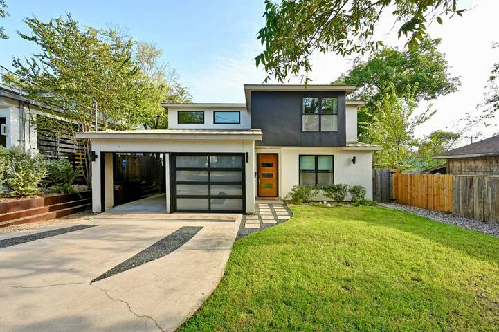 Stunning Mid-century Perfection, Pool and Hot Tub! gallery image 5
