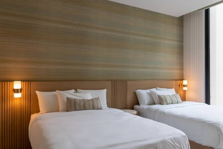 חדר שינה שני עם שתי מיטות קווין סייז - הרבה ארונות ומדפים. חלונות פונים לג'ונגל כדי לצפות בקופים ובחיים פראיים נוספים.