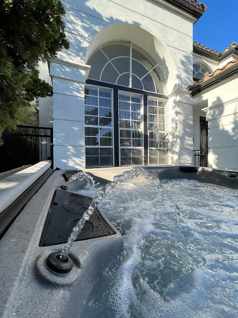 6-bedroom Movie Mansion w/jacuzzi
