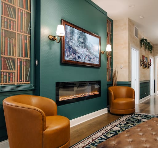 The Grand Vic: Large 5BD/3BA Home (+Garage)