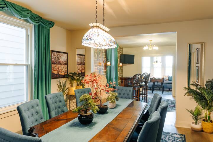 The Grand Vic: Large 5BD/3BA Home (+Garage) gallery image 4