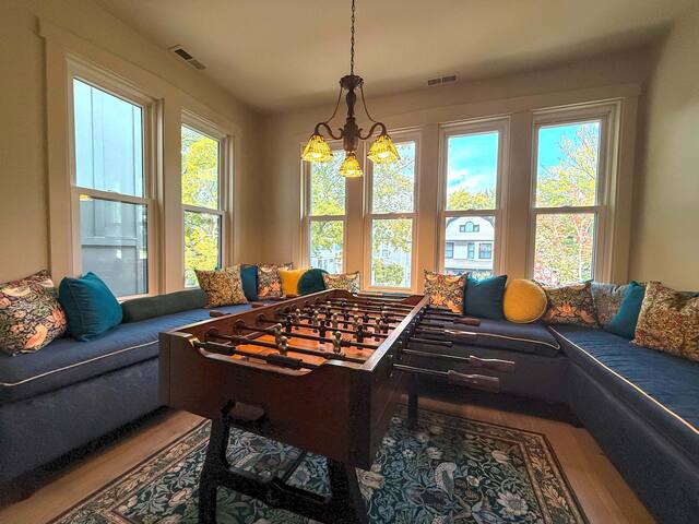 The Grand Vic: Large 5BD/3BA Home (+Garage) gallery image 5