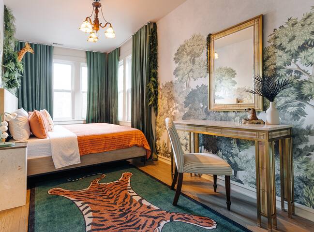 The Grand Vic: Large 5BD/3BA Home (+Garage) gallery image 3