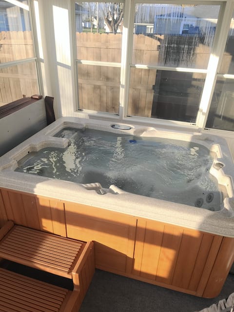 2 Story House-Comfy long stay rates- w / Hot Tub