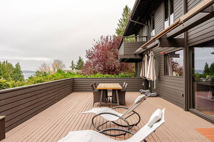 Luxury Walk to Beach Home/ Sauna/ Chef’s Kitchen gallery image 4