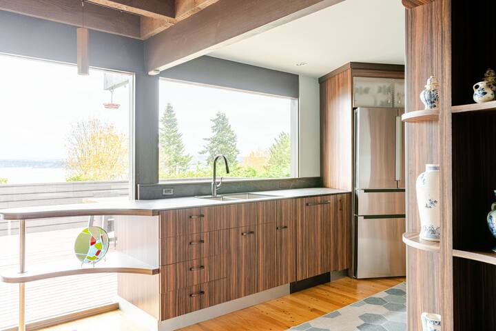 Luxury Walk to Beach Home/ Sauna/ Chef’s Kitchen gallery image 5