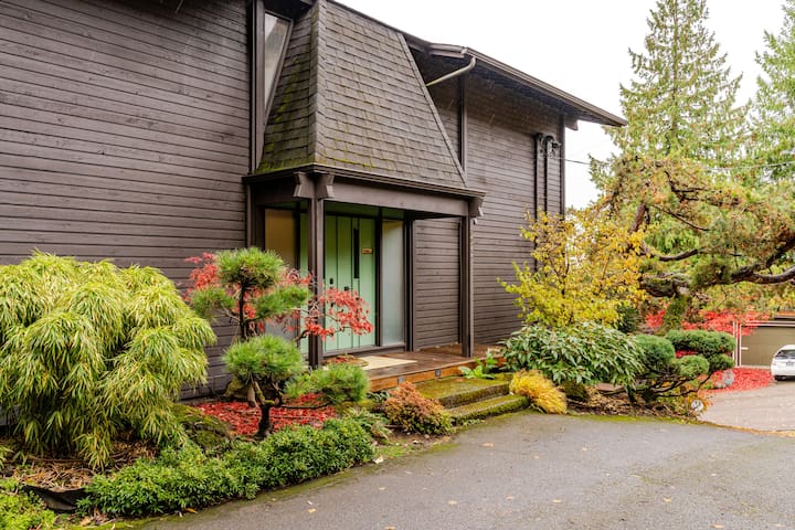 Luxury Walk to Beach Home/ Sauna/ Chef’s Kitchen