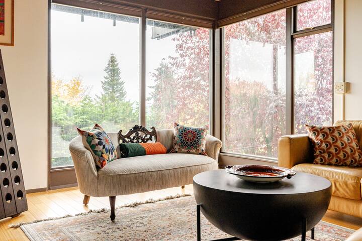 Luxury Walk to Beach Home/ Sauna/ Chef’s Kitchen gallery image 3