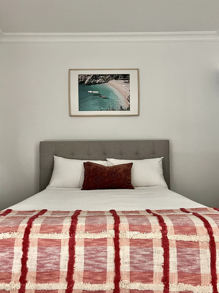 2-საძინებლიანი საწოლი 152 × 203 სმ ზომის საწოლით