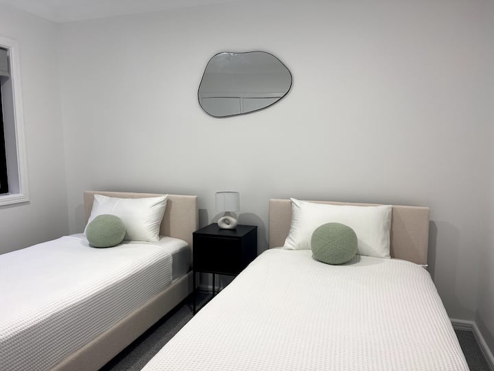 Საძინებელი 4 2 × დიდი ზომის ერთადგილიანი საწოლით