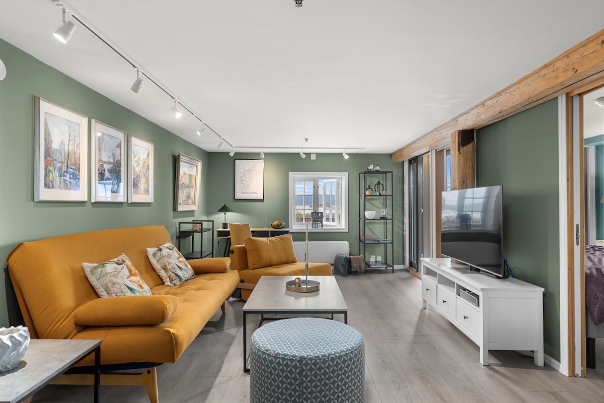 Sovesofa med sovemål 140 x 200 cm. Samt en egen sovestol med soveforhold på 90 x 200 cm.