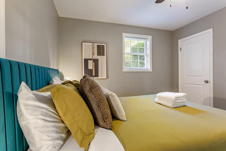 Útulná izba s manželskou posteľou Queen.