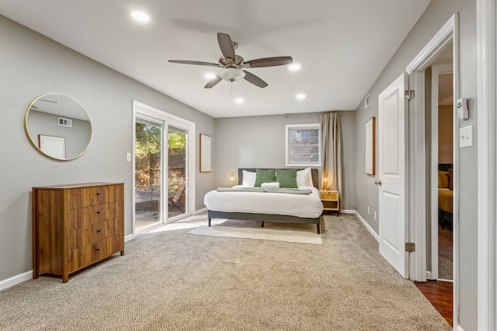 Manželská posteľ s posuvnými dverami, ktoré poskytujú dostatočný prístup na oplotený dvor