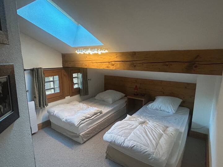 chumba cha kulala R+2 , vitanda 2 vya mtu mmoja, dari ya dari, hakuna roshani, velux 1 na madirisha 2 madogo, kabati 1 la kuhifadhi 