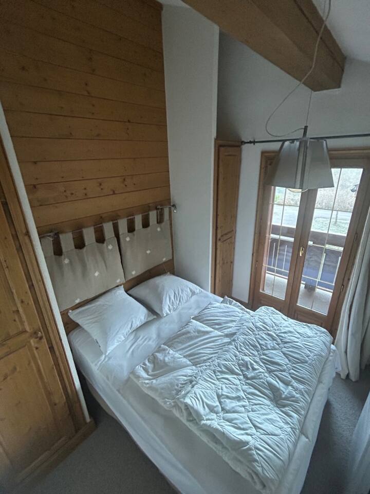 chumba cha kulala kwenye R+2 upande wa kaskazini, kilicho na roshani