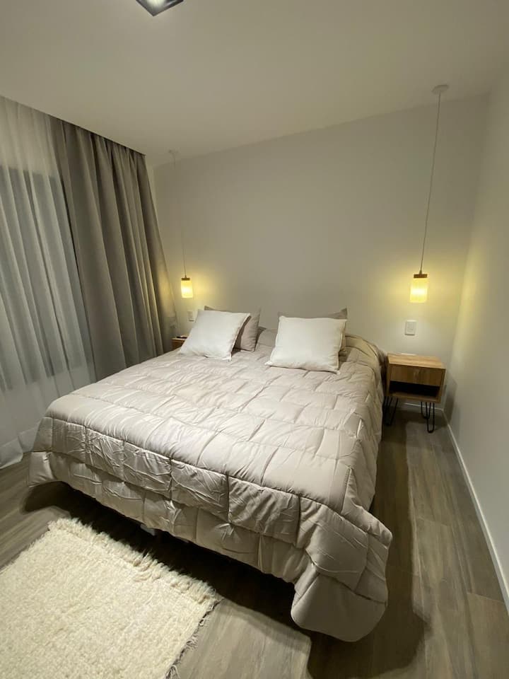 Сопствена спална соба.
Сомиер 1,80 x 2,00м.
Сосема нови душеци, перници и постелнина.
Целосен плакат
AA Frio/Heat.
Две ноќни масички и висечки светилки.
Двојна завеса/затемнување
50-инчен паметен телевизор