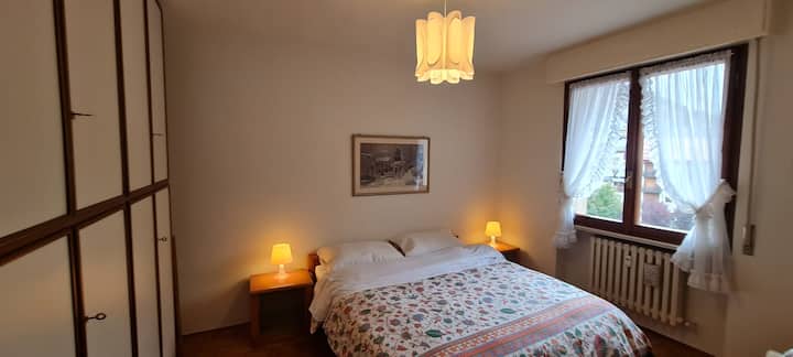 Spálňa s veľkou manželskou posteľou, nočnými stolíkmi, priestrannou šatníkovou skriňou a komodou