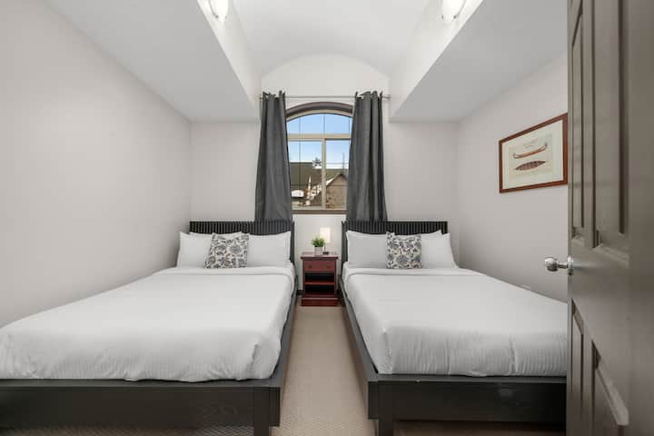 Светла и просторна спалня с сводест прозорец с живописни гледки, идеална за семейство или приятели, които пътуват заедно.