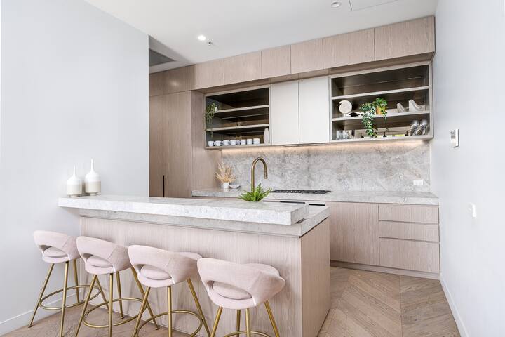 City Meets Bay I Resort Style Pool Gym gallery image 4