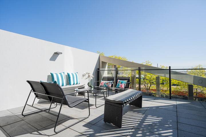 City Meets Bay I Resort Style Pool Gym gallery image 5