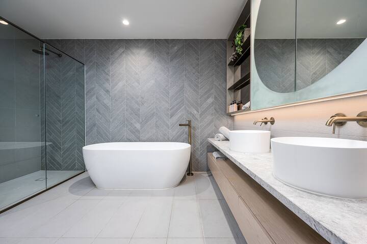 City Meets Bay I Resort Style Pool Gym gallery image 3