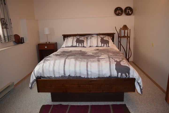 ️ Rustic charm and peaceful mountain vibes—perfect for a restful night after skiing.