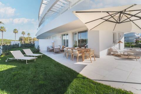 Luxury ground floor private garden pool-3min from the beach