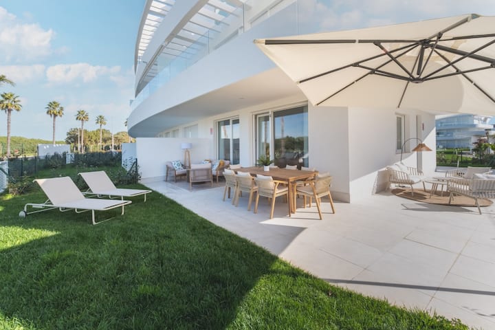 Private garden · Pool · Beach 3 minutes away
