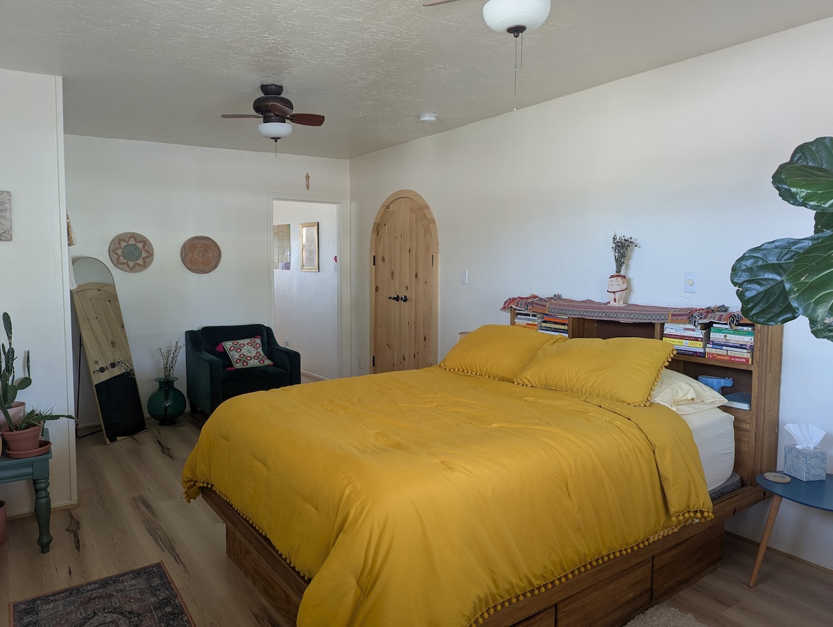 Përfshin hyrjen private të veçantë të derës kryesore.