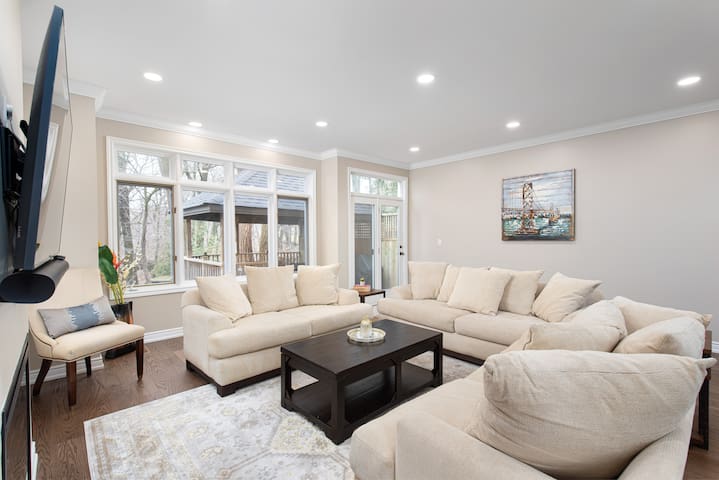 Spacious & Modern Home In The Heart of Toronto