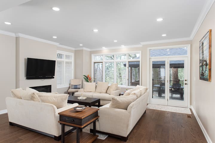 Spacious & Modern Home In The Heart of Toronto gallery image 3