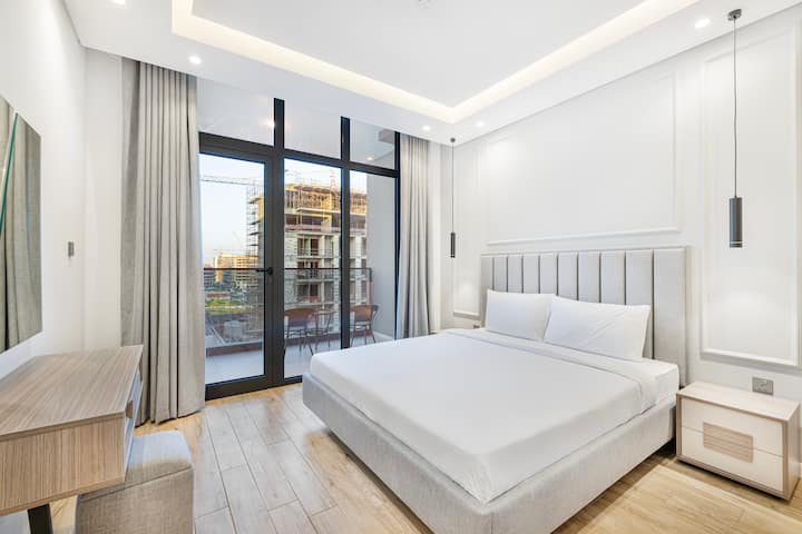 ห้องนอนสว่างสดใสพร้อมทางเข้าระเบียง 