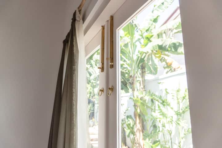 Deja entrar la luz del sol y sal a tu terraza privada