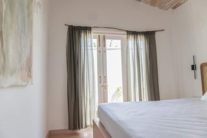 Todas nuestras habitaciones te dan la opción de compartir una cama o dormir en cada una de las tuyas. Así que invita a tus amigos y a tu familia, o disfruta de la villa solo para ti