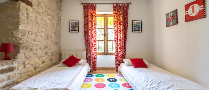 A double bed has been put in this room since this picture was made. 