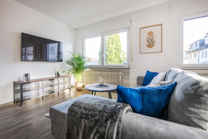 Der große Smart TV wartet darauf, von euch bespielt zu werden. Hier könnt ihr euch auch in alle eure Streaming Plattformen einwählen.